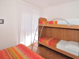 1 dormitorio con 2 literas y escalera en Apartment Cavallino - BIB116 by Interhome en Bibione