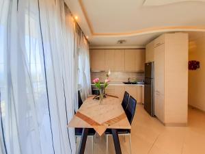 A kitchen or kitchenette at Dreamy Home by the Sea