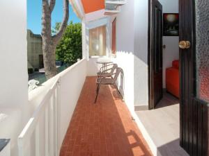 mały balkon z krzesłem na ganku w obiekcie Apartment Casa Debora-1 by Interhome w mieście Rosolina Mare