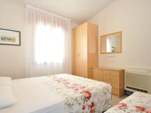 1 dormitorio con 2 camas y ventana en Apartment Villaggio Delfino-2 by Interhome, en Bibione