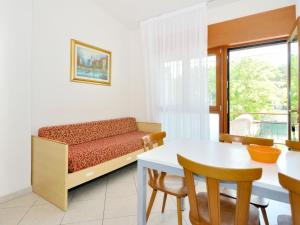 1 dormitorio con cama, mesa y ventana en Apartment Villaggio Delfino-2 by Interhome, en Bibione