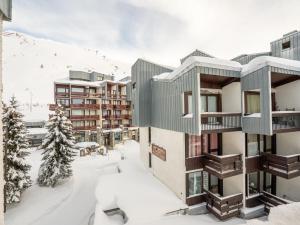 un complexe dans la neige avec des bâtiments recouverts de neige dans l'établissement Studio Le Sefcotel - Val Claret-18 by Interhome, à Tignes