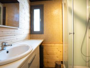 La salle de bains est pourvue d'un lavabo et d'une douche en verre. dans l'établissement Studio Le Sefcotel - Val Claret-18 by Interhome, à Tignes