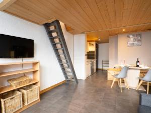 ティーニュにあるStudio Le Sefcotel - Val Claret-18 by Interhomeのリビングルーム(階段付)、キッチン