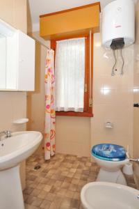 Et badeværelse på Apartment Villa Friuli-1 by Interhome