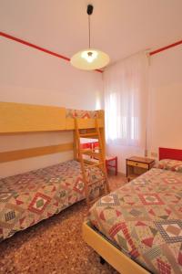 una camera con 2 letti e un letto a castello di Apartment Gaia by Interhome a Bibione