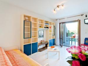 Un dormitorio con una cama y una habitación con una mesa. en Holiday Home Villaggio Maja by Interhome, en Bibione