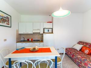 una cucina e un soggiorno con tavolo e sedie di Holiday Home Super Dinky - BIB287 by Interhome a Bibione