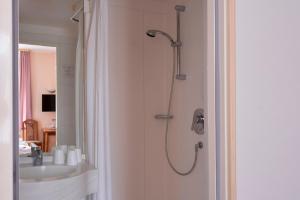 un bagno con doccia e lavandino di Boselblick Gästezimmer & Biergarten a Sörnewitz