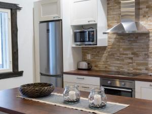 una cocina con armarios blancos y una mesa con gafas en Holiday Home Kivipirtti by Interhome, en Keuruu