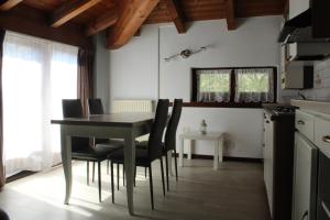 cocina con mesa de comedor y sillas en Residence Royal House, en Riva del Garda