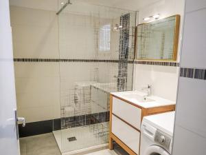 ビダールにあるApartment Hameau des vagues-4のバスルーム(シャワー、洗面台、鏡付)