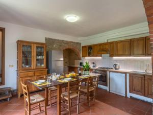 Kuchyň nebo kuchyňský kout v ubytování Holiday Home Podere Ritali by Interhome