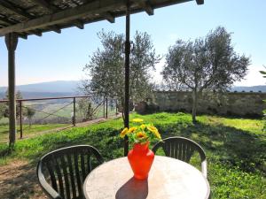 un jarrón de flores sentado en una mesa en Holiday Home Ginestre 4 by Interhome, en Santo