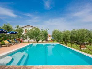 Bazén v ubytování Apartment Oliveto by Interhome nebo v jeho okolí