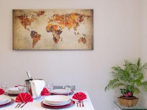une table avec une carte du monde sur le mur dans l'établissement Holiday Home Orchidea - CCO555 by Interhome, à Colico