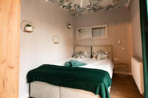 Posteľ alebo postele v izbe v ubytovaní Stylowe Apartamenty Plewiska