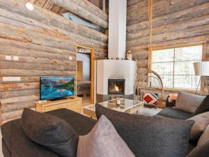 ルカにあるHoliday Home Peikkola by Interhomeのリビングルーム(ソファ、テレビ、暖炉付)
