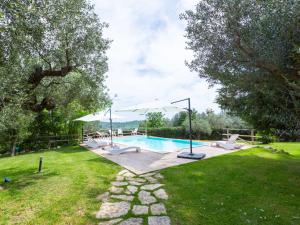 einen Pool im Garten mit Sonnenschirm in der Unterkunft Holiday Home Il Rifugio - La Loggia - CAD102 by Interhome in Casalbordino
