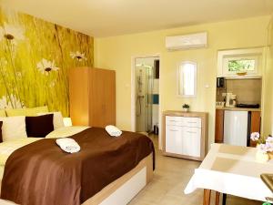 ヘーヴィーズにあるLavendel apartmentsの大きなベッドとバスルームのある寝室