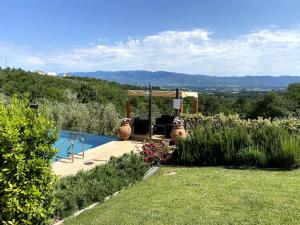 een achtertuin met een zwembad en een prieel bij Holiday Home Pianelli by Interhome in Pergine Valdarno