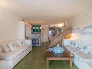 un soggiorno con divano e tavolo di Holiday Home Casa del Sole by Interhome a Porto Rafael