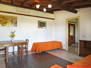 salon ze stołem i łóżkiem w obiekcie Holiday Home Ginestre 11 by Interhome w mieście Santo