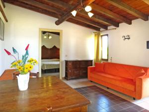 uma sala de estar com um sofá e uma mesa em Holiday Home Ginestre 11 by Interhome em Santo