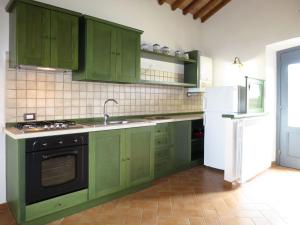 Kuchyňa alebo kuchynka v ubytovaní Apartment Il Podere del Lago - BOL253 by Interhome + 28 fotografií