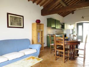 Kuchyňa alebo kuchynka v ubytovaní Apartment Il Podere del Lago - BOL253 by Interhome