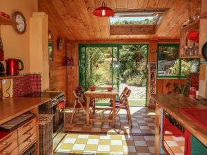 una cocina con mesa y sillas. en Holiday Home L'Oté rouge - PLX105 by Interhome, en Plérin