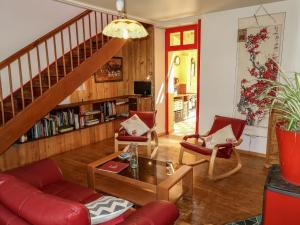 salon z kanapą, krzesłami i schodami w obiekcie Holiday Home L'Oté rouge - PLX105 by Interhome w mieście Plérin