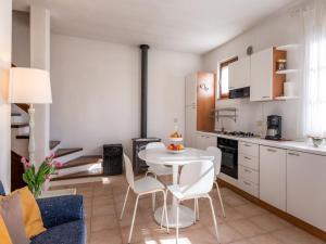 SassofortinoにあるHoliday Home Querceto by Interhomeのキッチン(白いテーブル、椅子付)