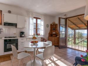 SassofortinoにあるHoliday Home Querceto by Interhomeのキッチン(テーブル、椅子付)