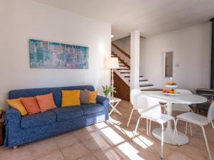 SassofortinoにあるHoliday Home Querceto by Interhomeのリビングルーム(青いソファ、白いテーブル付)