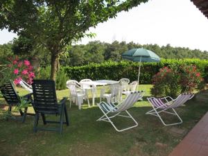 LubrianoにあるHoliday Home Boriano-1 by Interhomeの芝生の上にテーブルと椅子