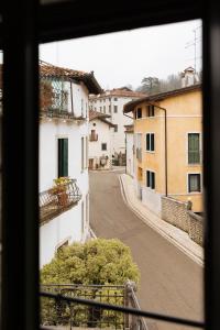 una ventana con vistas a una calle vacía en Albergo Diffuso Polcenigo P.Lacchin en Polcenigo