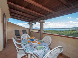 een tafel en stoelen op het balkon van een huis bij Apartment Giuly by Interhome in Golfo Aranci