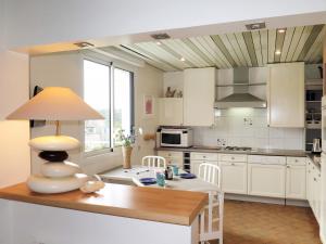 エルキにあるHoliday Home Etoile de Mer - EQY101 by Interhomeのキッチン(ランプ付きのテーブル付)