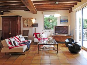 un soggiorno con 2 divani e una TV di Holiday Home Etoile de Mer - EQY101 by Interhome a Erquy