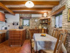 Kuchyňa alebo kuchynka v ubytovaní Holiday Home Villa Ana Rita by Interhome + 20 fotografií