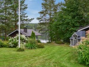 une maison et une cour avec une maison ornithologique dans l'établissement Holiday Home Ranta-heikkilä by Interhome, à Pyhälahti