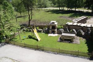 A garden outside Ferienwohnung Bluntaumühle