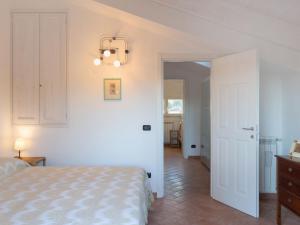 Łóżko lub łóżka w pokoju w obiekcie Apartment Michelangelo II by Interhome