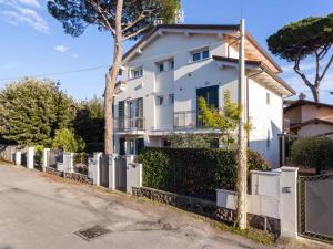 Biały dom z płotem przed nim w obiekcie Apartment Michelangelo II by Interhome w mieście Marina di Pietrasanta