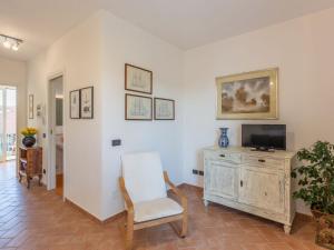salon z telewizorem i krzesłem w obiekcie Apartment Michelangelo II by Interhome w mieście Marina di Pietrasanta