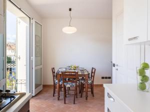 jadalnia ze stołem i krzesłami w kuchni w obiekcie Apartment Michelangelo II by Interhome w mieście Marina di Pietrasanta