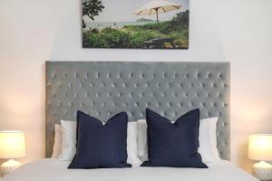 Rúm í herbergi á Element on Coolum Beachfront Sunshine Coast