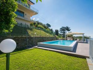 - une piscine dans une cour à côté d'un bâtiment dans l'établissement Villa Delfina by Interhome, à Montignoso