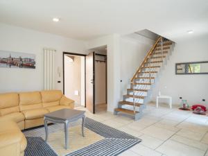 un soggiorno con divano e una scala di Apartment Casa Mimosa by Interhome a Pontedassio
